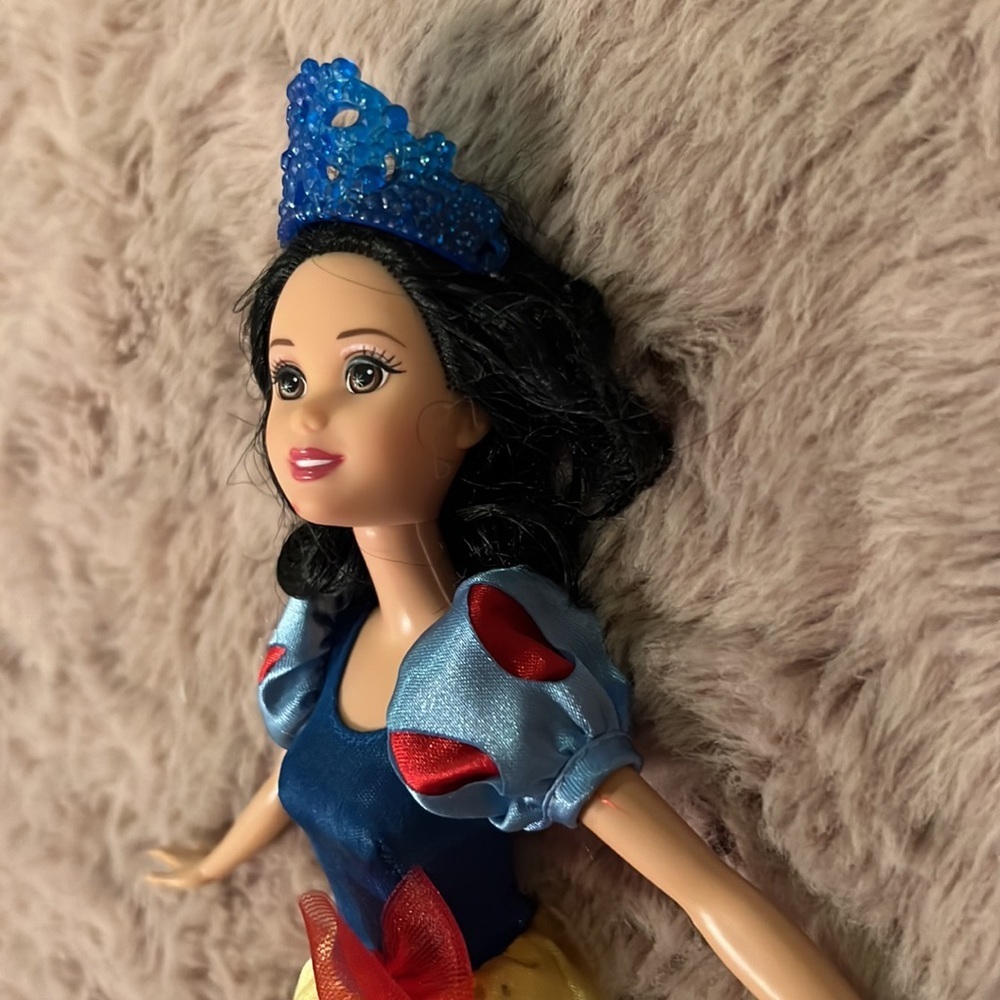 Disney Princess Snow White Barbie Doll red blue yellow outfit dress crown shoes‌ - Picture 6 of 6